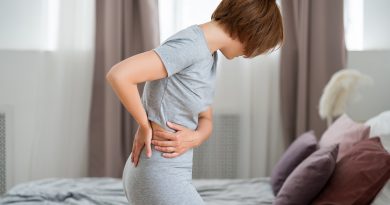 Чому перед місячними болить поперек